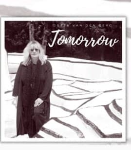 Cover „Tomorrow“ — Jutta van den Berg auf der weissen Land-Art
